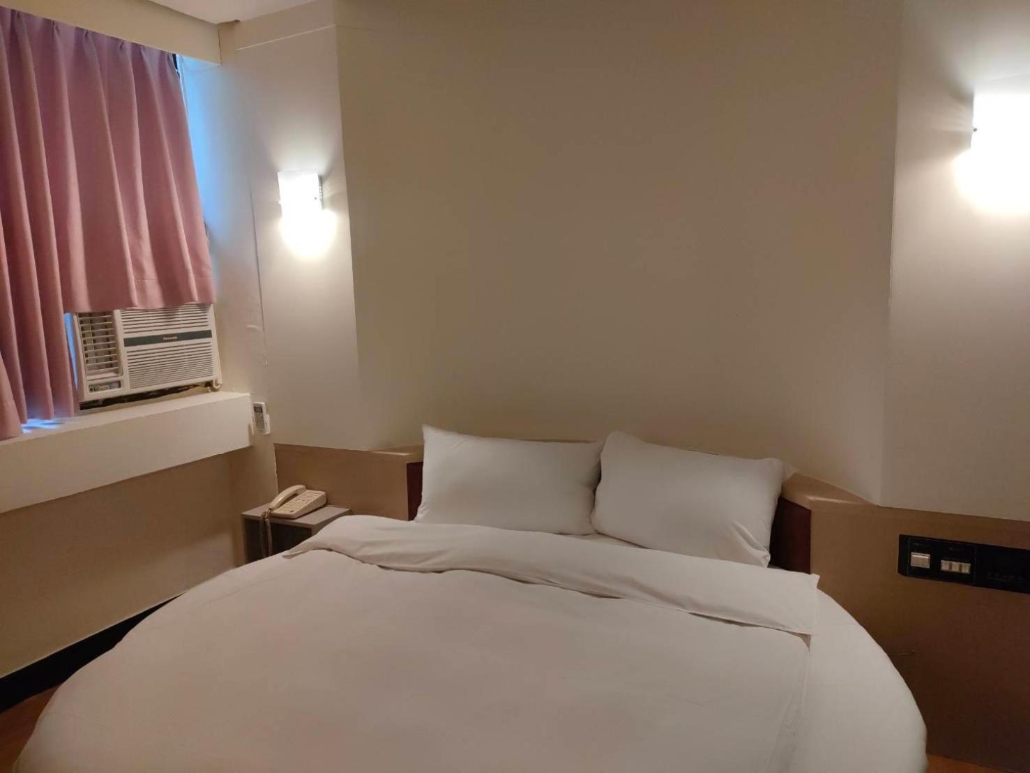 Dc Hotel Taichung Exterior photo