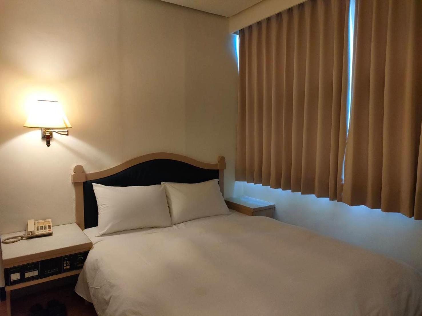 Dc Hotel Taichung Exterior photo