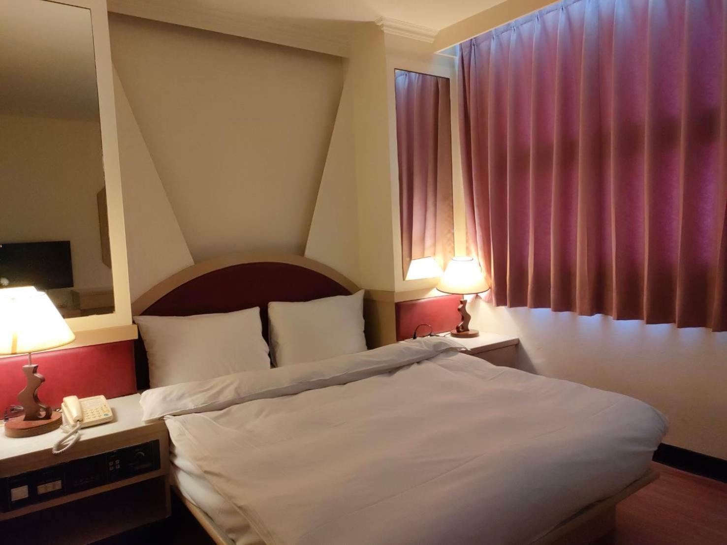 Dc Hotel Taichung Exterior photo